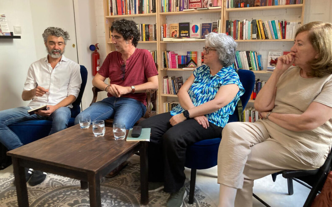Presentamos ambos poemarios ganadores de la edición del Premio Brines de Poesía 2023 en Arrimada Llibres en Valencia